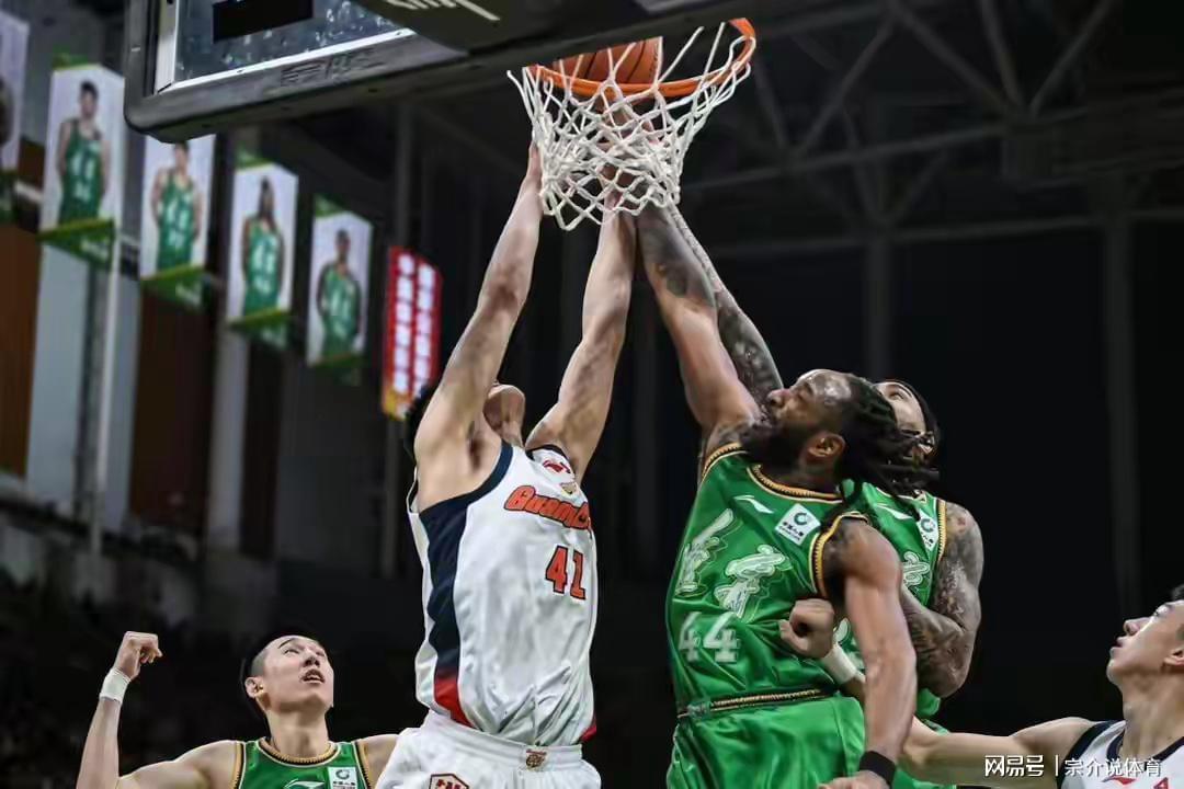 辽宁惨败广东，揪出最大混子，杨鸣气得直跺脚，杜锋偷着笑